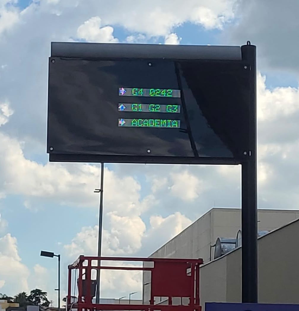 Painel externo de LED com indicações de setores, grupos de andares e academia